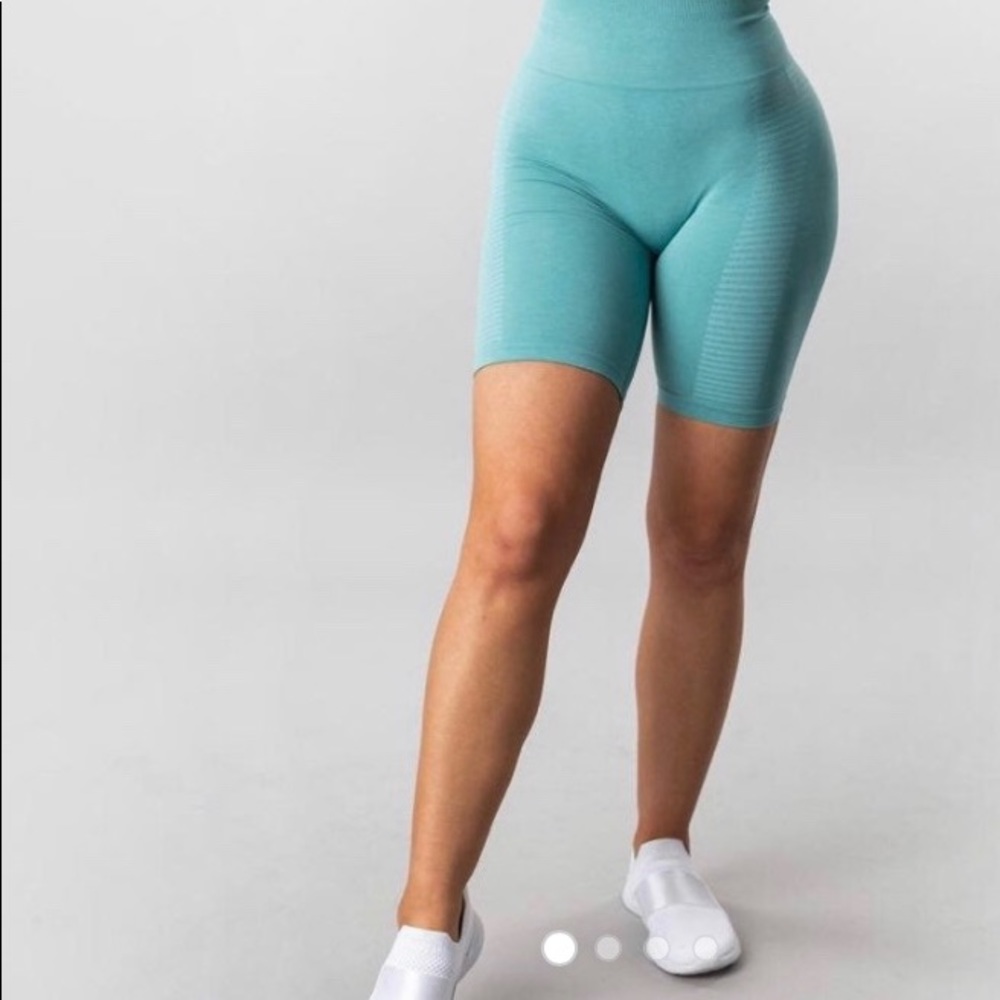 Alphalete Capri sun biker shorts